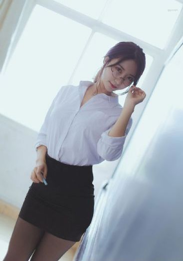 看着领导挺进娇妻的体内电影