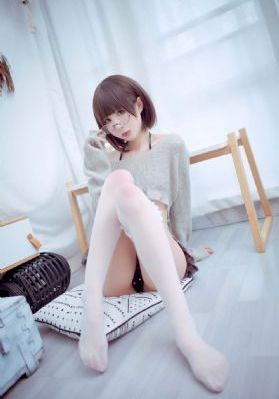 将军掀开她的乳罩揉捏她的胸